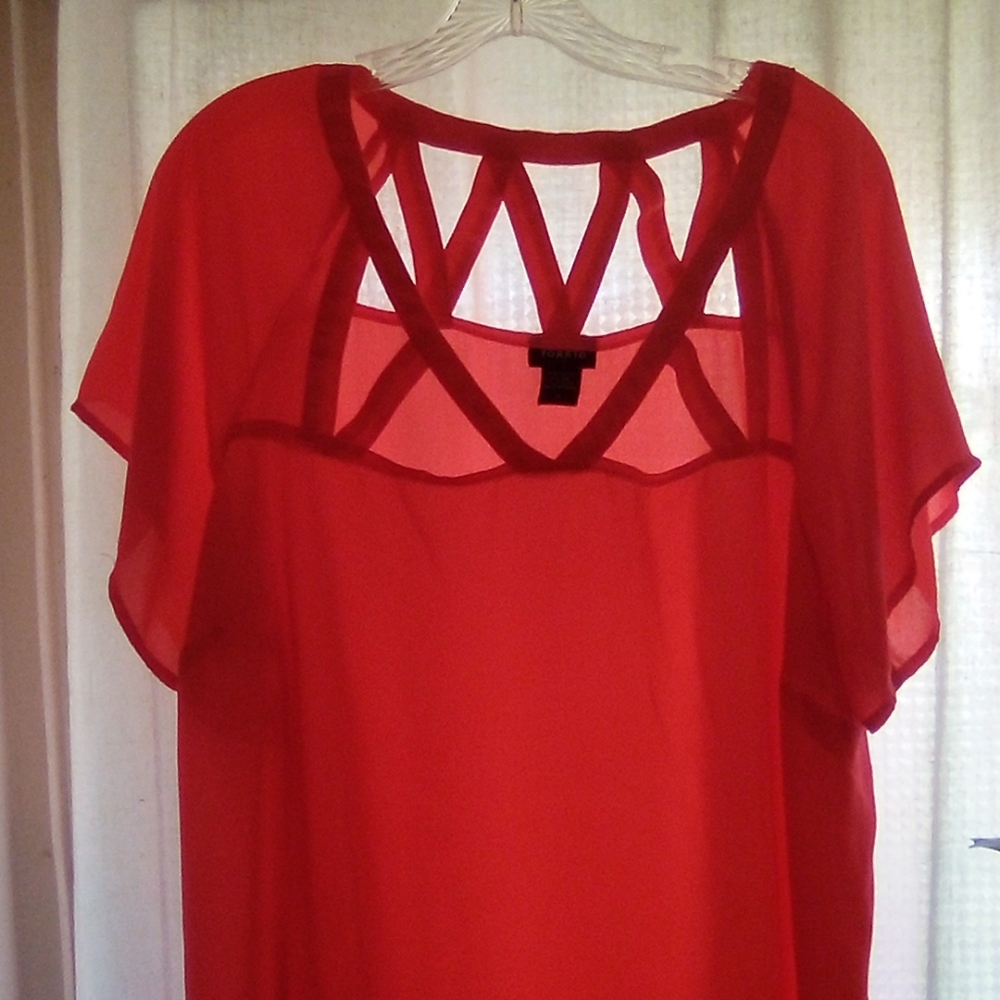 Torrid short sleeve top with criss cross design
